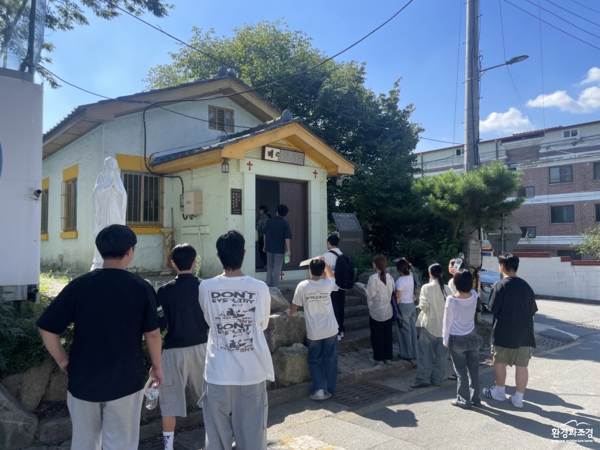 증평군 청주대 원도심 기록 프로젝트 오리엔테이션(메리놀시약소 둘러보는 학생들).jpg
