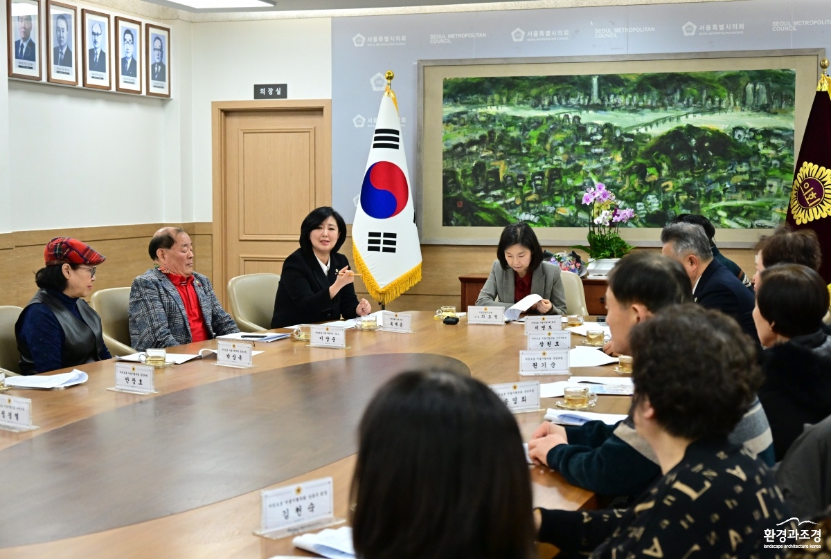 지난 2월 5일 자연보호중앙연맹 서울시협의회 회원들이 법정단체 지정을 위해 서울시의회 주택공간위원회에 간담회에 참여한 모습01.jpg