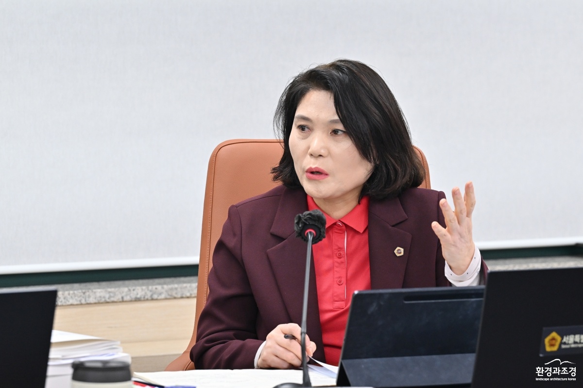 (붙임사진) 정원도시국 행정사무감사에서 질의하는 박춘선 부위원장.jpg