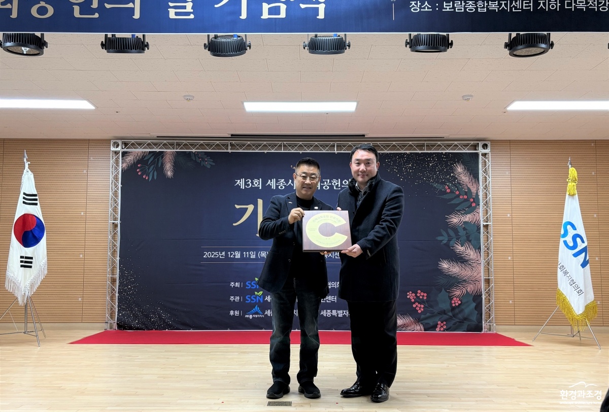 2. 인증획득 기념사진 복사.jpg