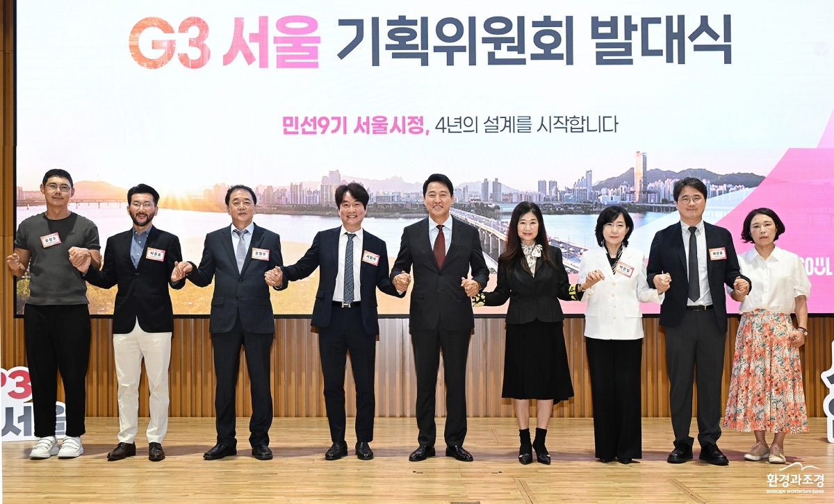 29일 서울시청에서 열린 G3 서울 기획위원회 발대식에서 오세훈 서울시장과 기획위원들과의 기념촬영.jpg