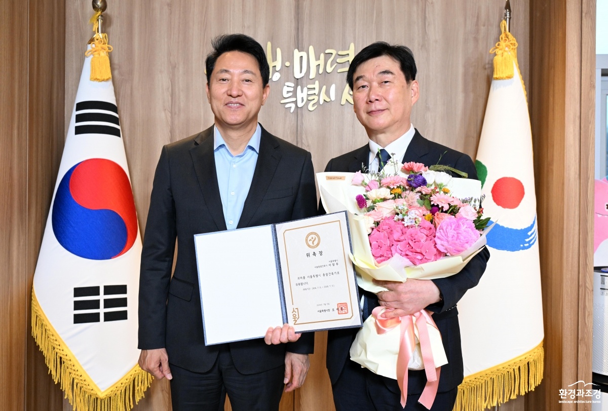 사진. 오세훈 서울시장이 6일(월) 집무실에서 이창무 한양대학교 도시공학과 교수를 제5대 서울총괄건축가로 위촉했다..jpg