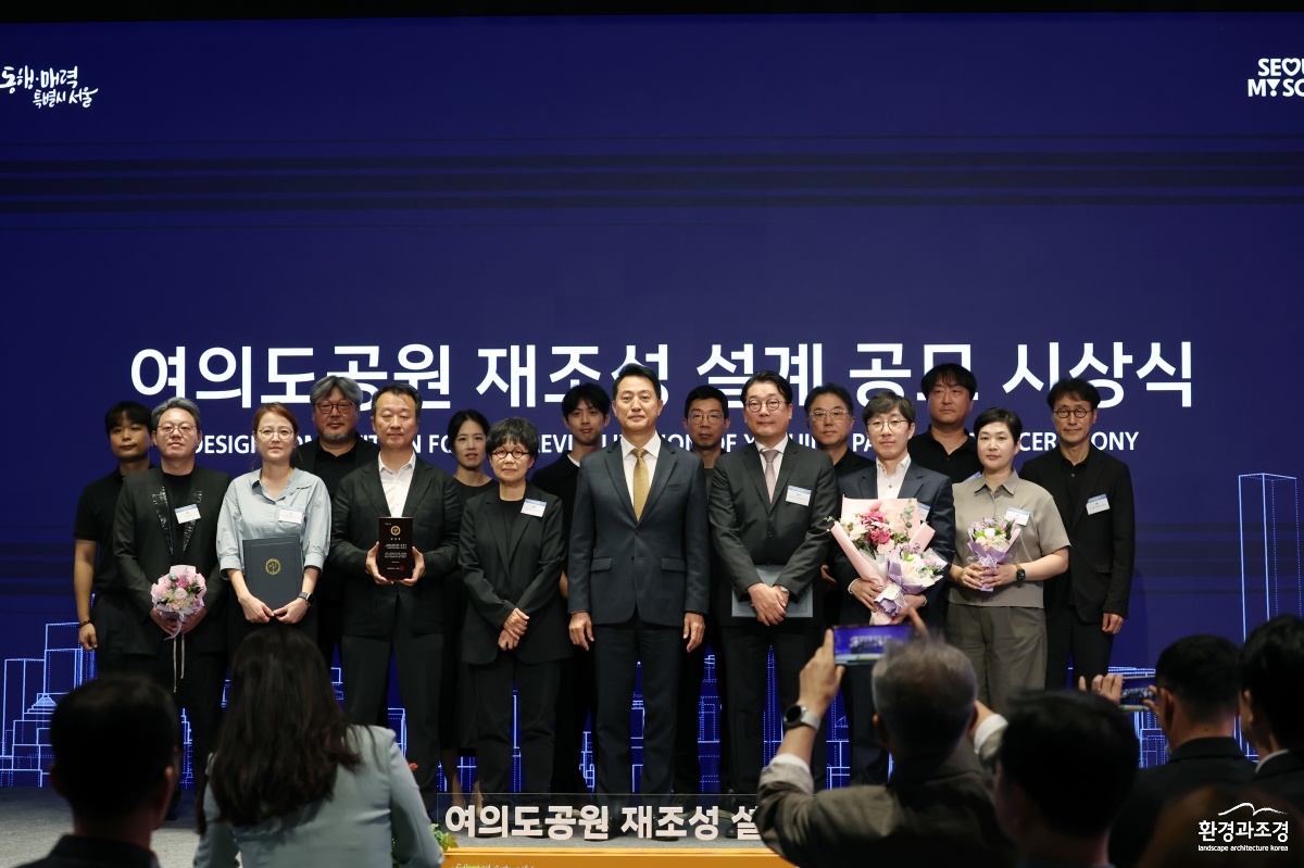 사진4. 오세훈 서울시장이 21일(화) 서울시청 서울갤러리에서 열린 ‘여의도공원 재조성 설계공모’ 시상식에서 수상자들과 기념촬영을 하고 있다..jpg