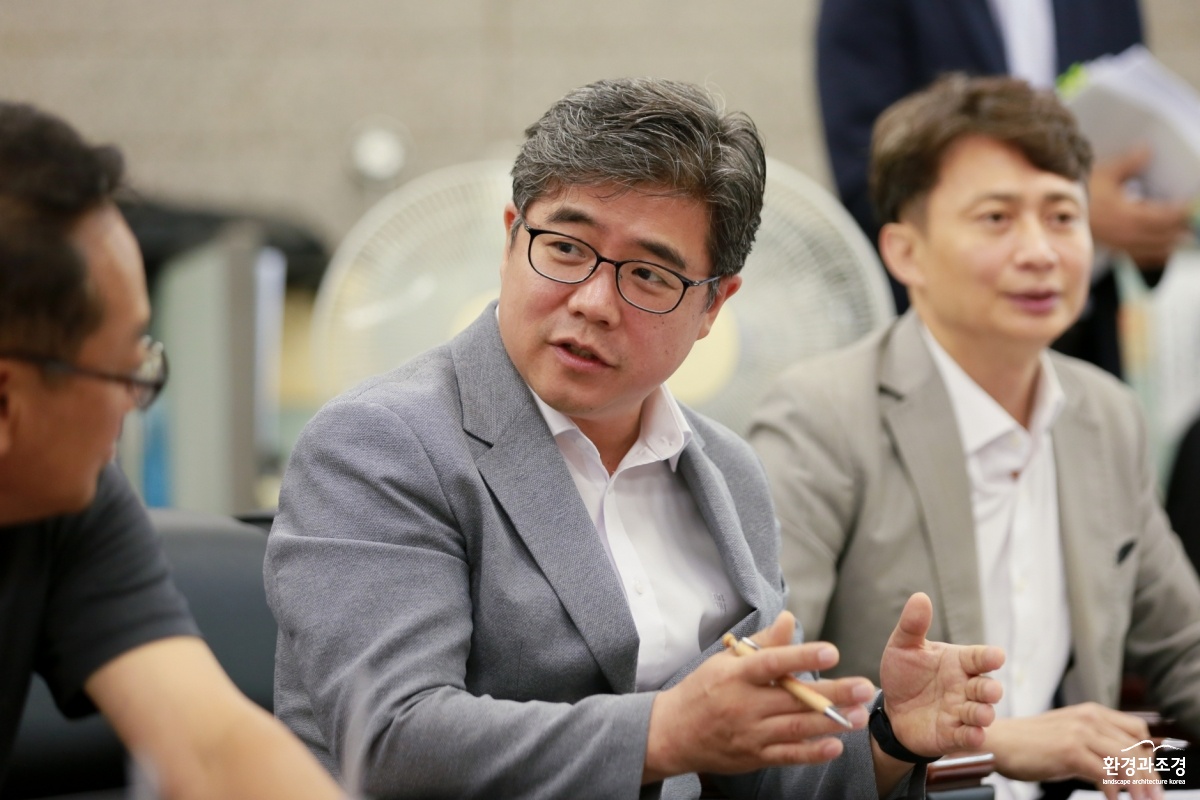 사진1._조영희_산림청_산림복지국장이_2026년_하반기부터_시행되는_‘산지관리법’_시행령_및_시행규칙에_대해_브리핑을_하고_있다.jpg