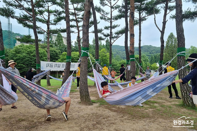 지난해 7월 성남 율동공원에서 진행한 제2회 재활용놀이 팝업놀이터 때 폐현수막 활용해 해먹 그네 만들어 타기.jpg